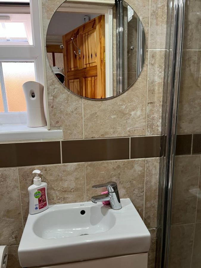 Large Double Bedroom With Free On Site Parking Kingston upon Thames  Eksteriør billede