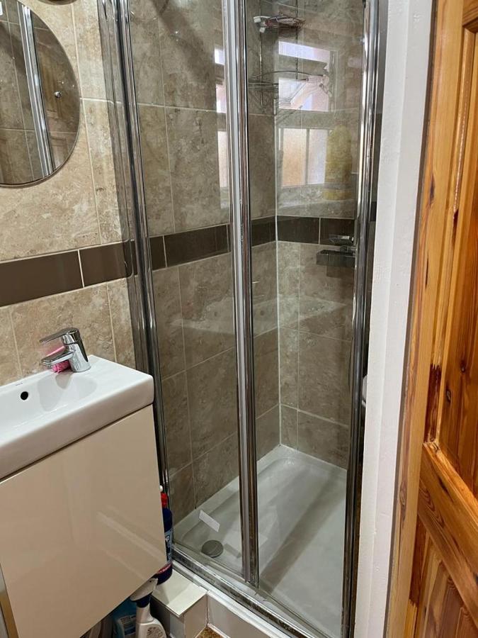 Large Double Bedroom With Free On Site Parking Kingston upon Thames  Eksteriør billede