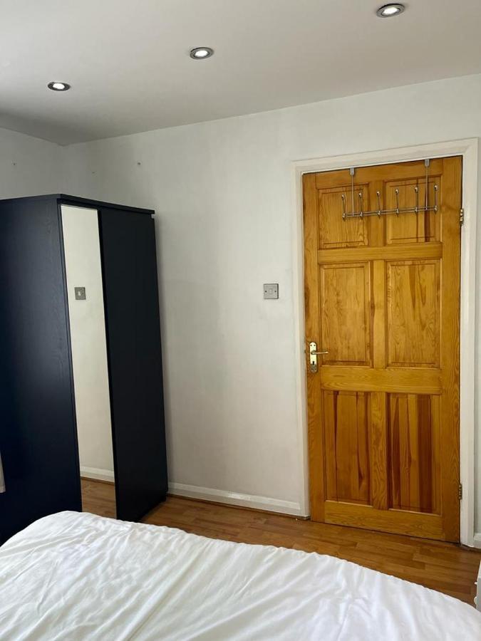Large Double Bedroom With Free On Site Parking Kingston upon Thames  Eksteriør billede
