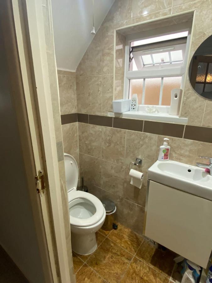 Large Double Bedroom With Free On Site Parking Kingston upon Thames  Eksteriør billede