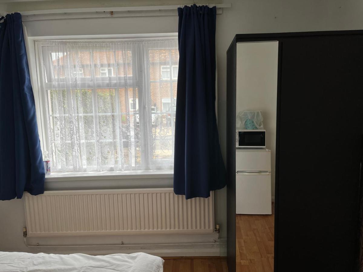 Large Double Bedroom With Free On Site Parking Kingston upon Thames  Eksteriør billede